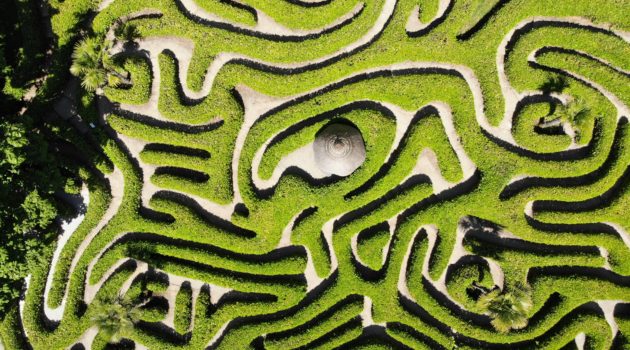 The picture shows a garden maze to symbolize the complexity of bond returns.