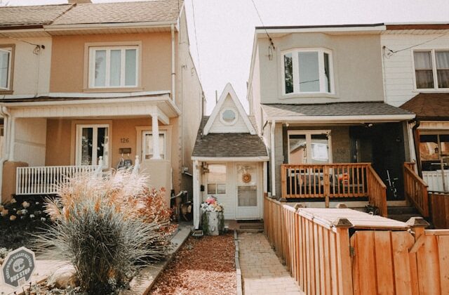 The picture shows a tiny home between two large ones since the article is about different spending levels.